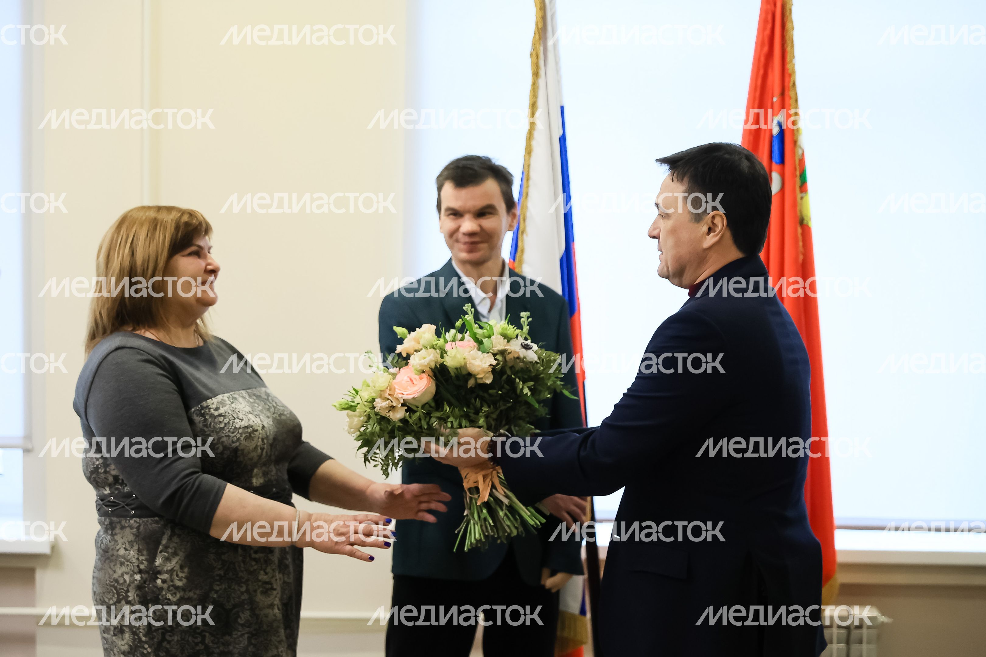 Вручение Губернатором Ордена Мужества добровольцу из Подольска