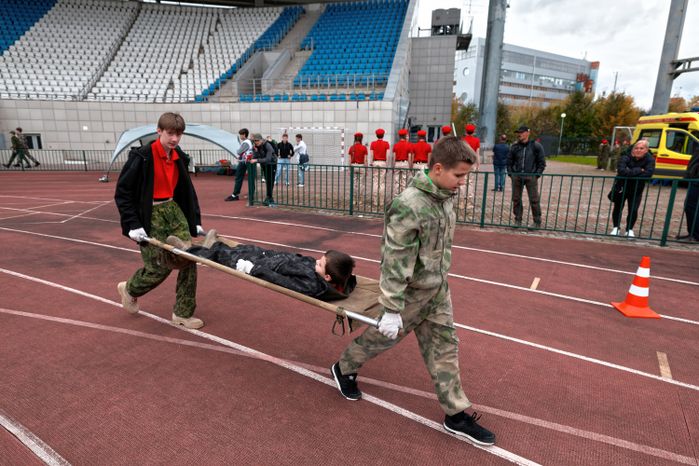 Слаженность в прохождении полосы препятствий показали школьники в военно-патриотической игре «Наследники Победы»