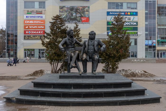 Памятник Пушкину и Крылову