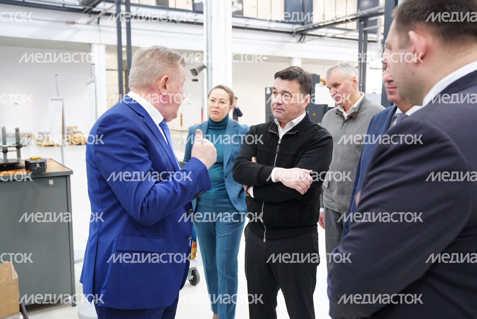 Вручение губернатором цветов сотрудникам НПП «Исток»​​