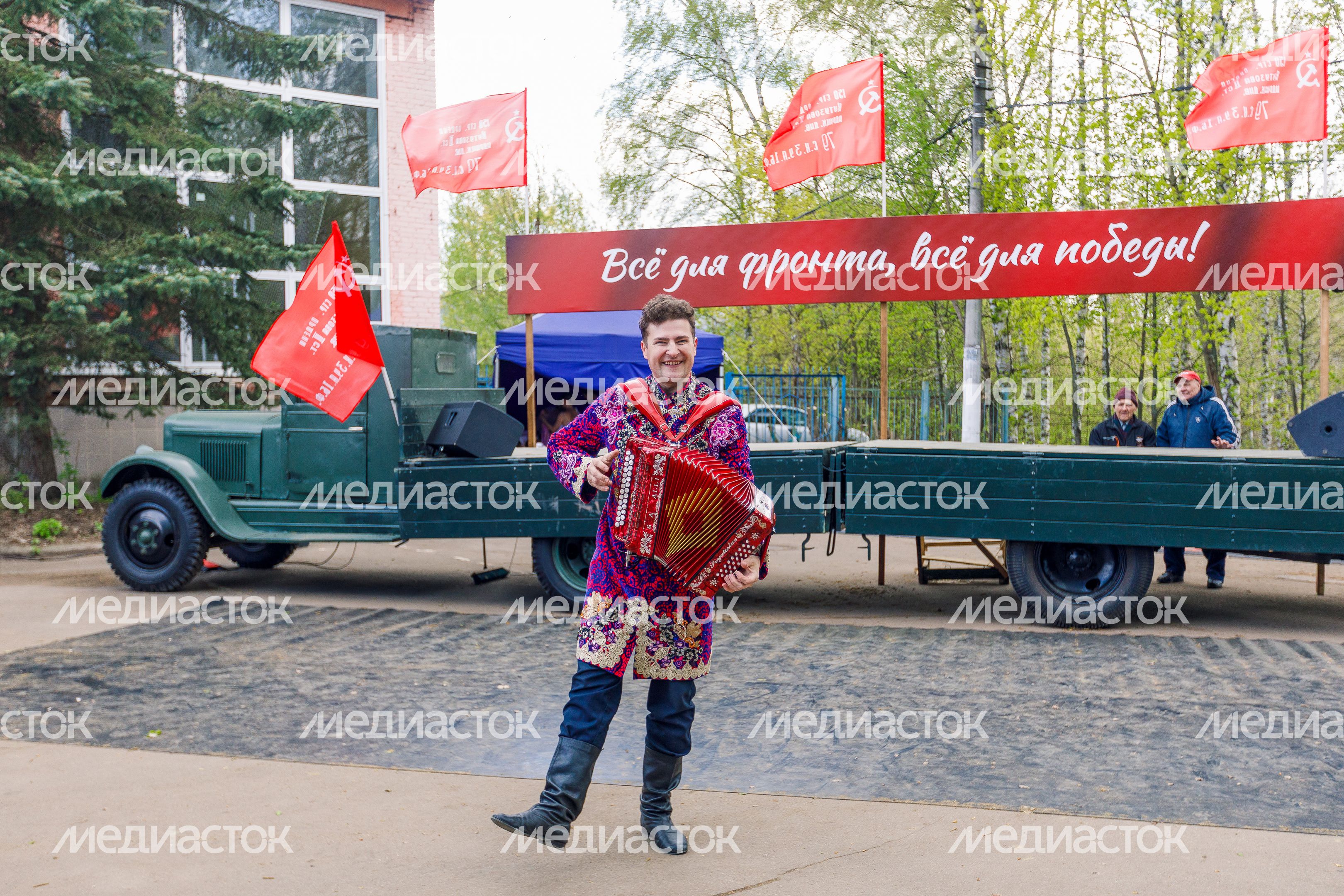 Военно-историческая реконструкция "Успех в единстве поколений" в Химках Военно-историческая реконструкция "Успех в единстве поколений" в Химках
