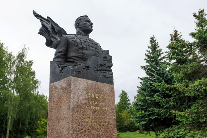 Памятник генерал-полковнику Василию Гавриловичу Грабину в парке Победы в Королеве