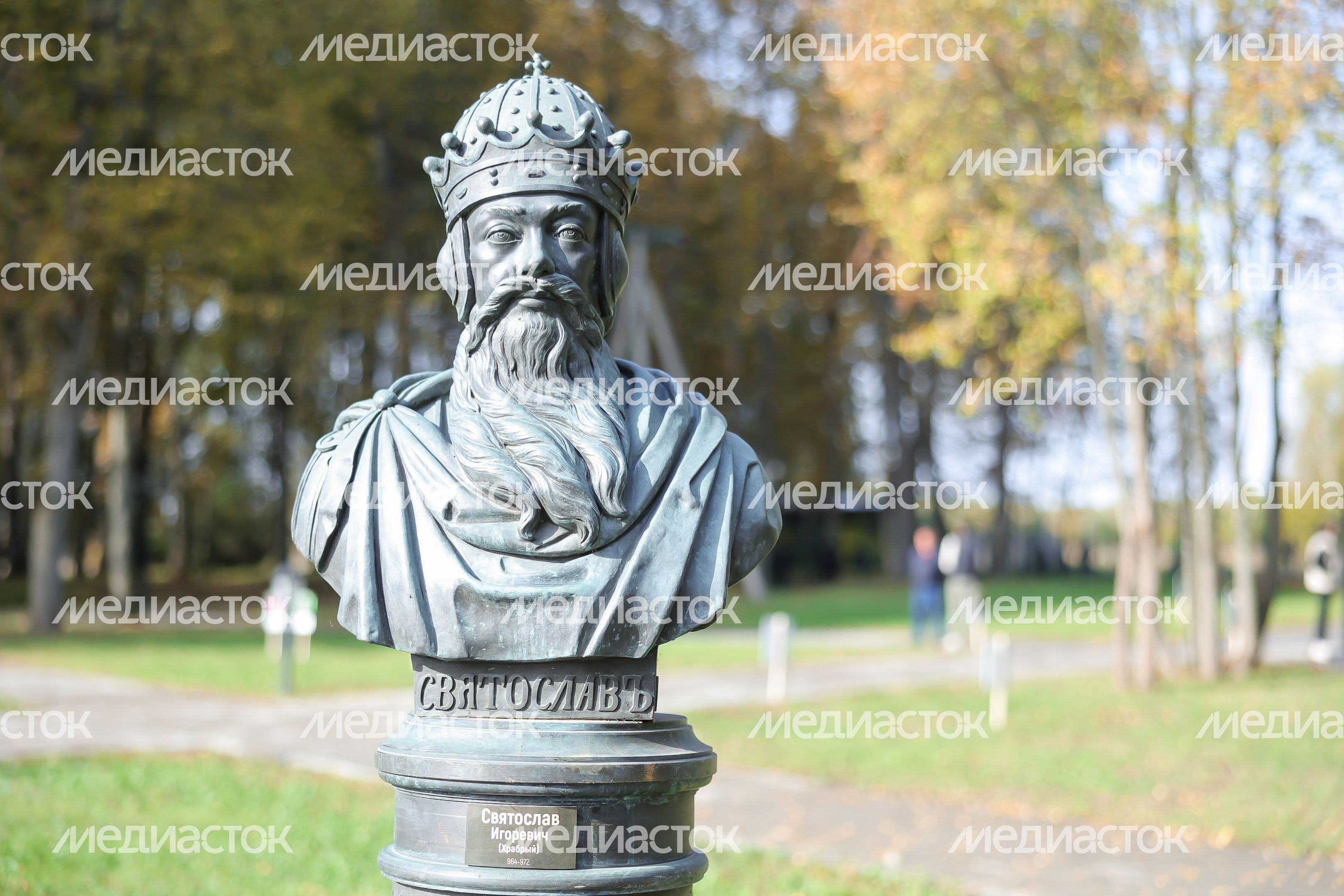 Бюст Святослав Храброго в Аллее правителей в усадьбе Татищева под Солнечногорском Бюст Святослав Храброго в Аллее правителей в усадьбе Татищева под Солнечногорском