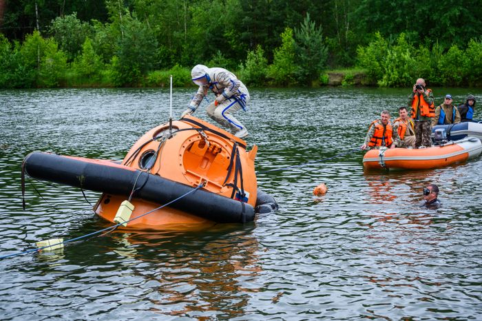 Тренировка космонавтов по действиям после посадки на воду в Ногинске