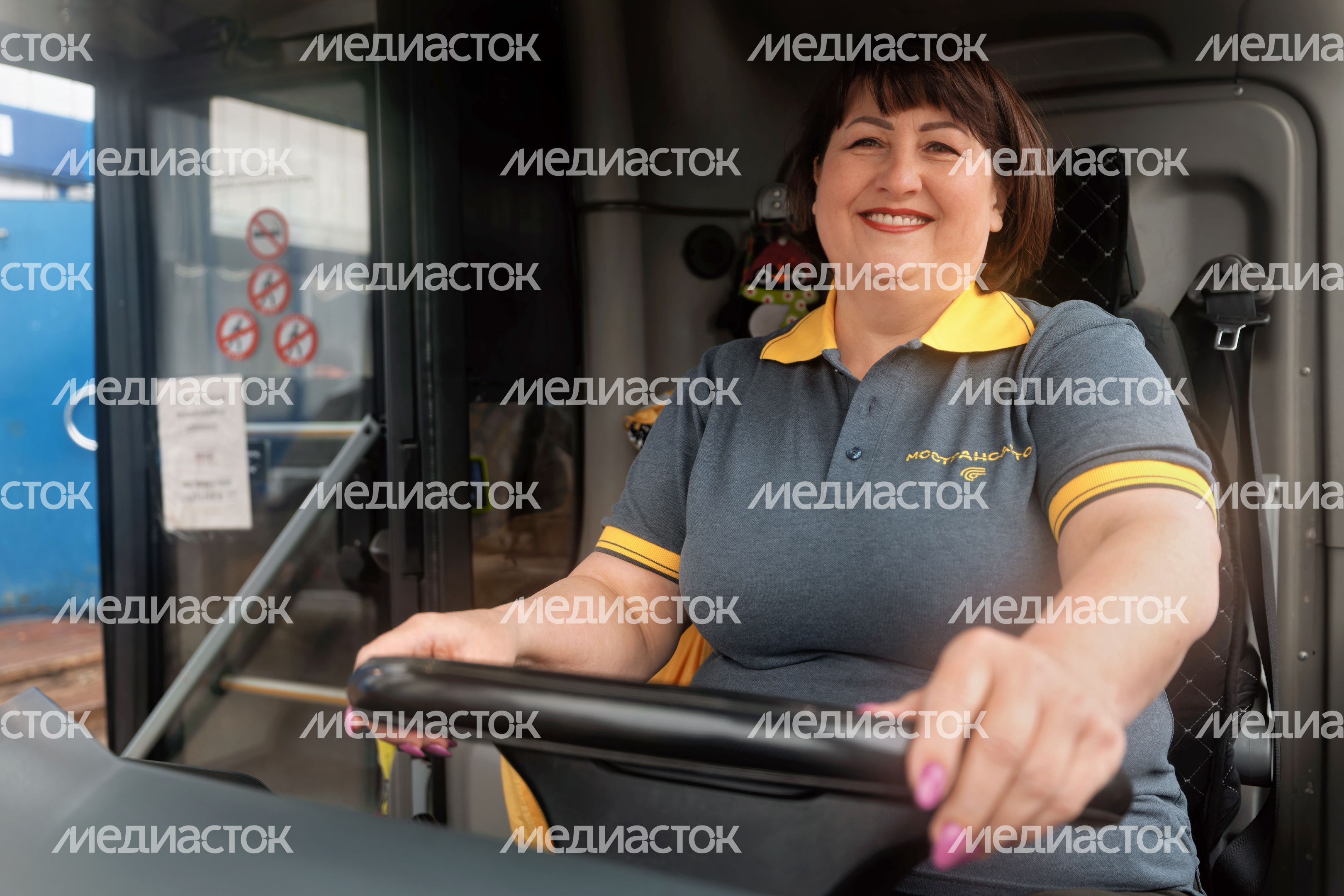 Водитель автобуса Мострансавто проходит предрейсовый осмотр перед выходом на линию Водитель автобуса Мострансавто проходит предрейсовый осмотр перед выходом на линию