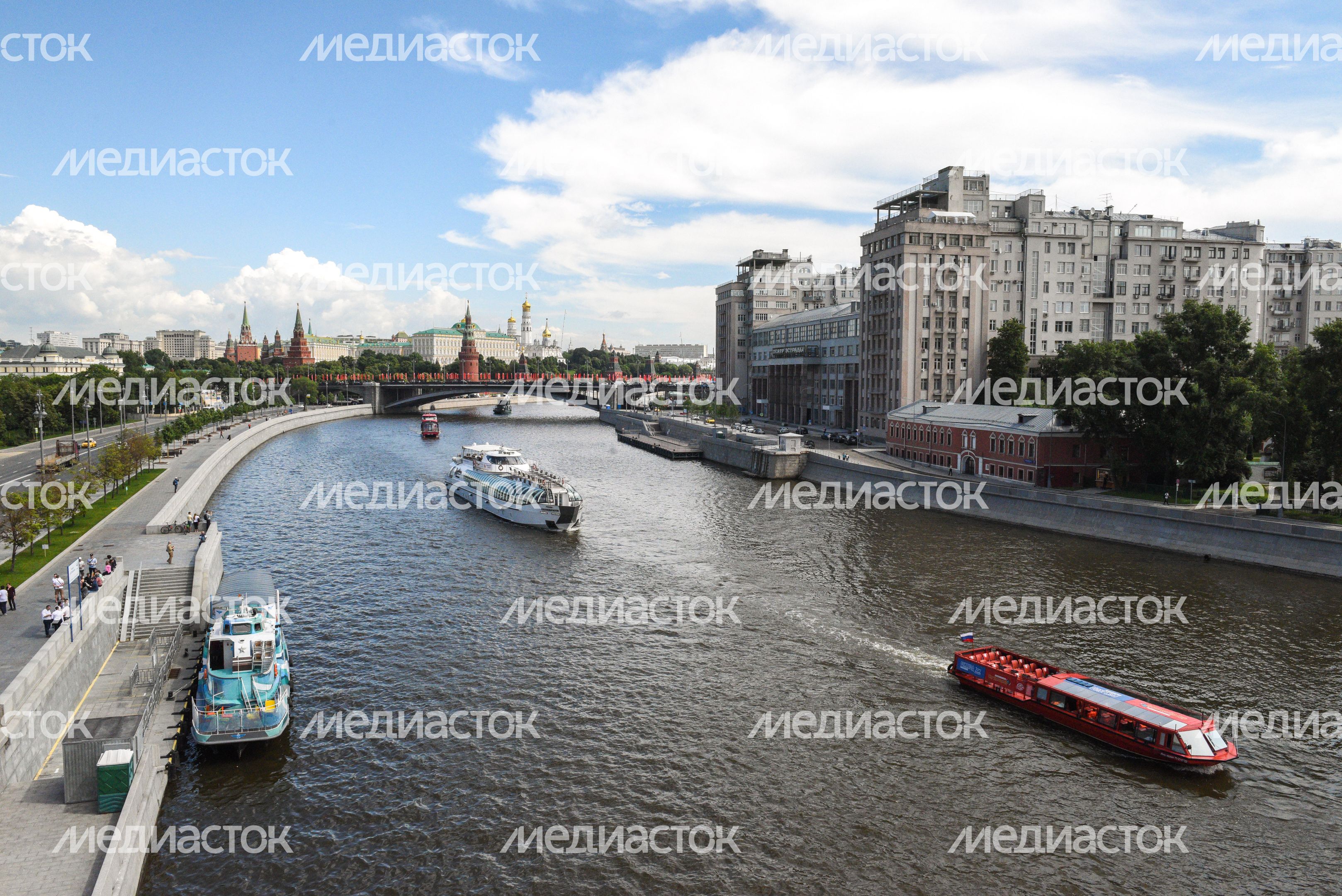 Речной парад в честь старта пассажирской навигации по Москве-реке