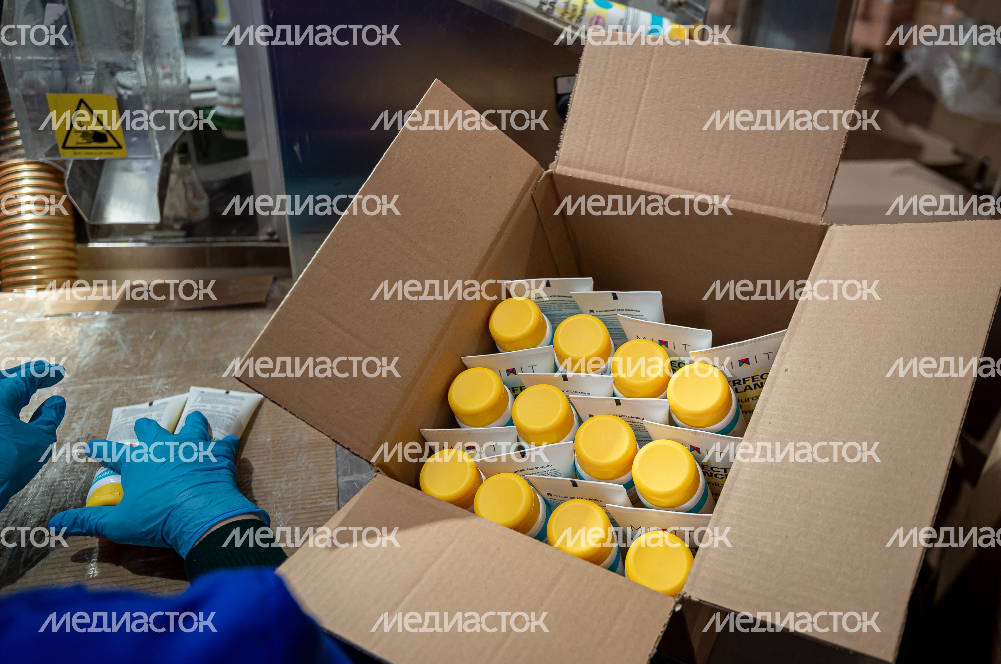 Процесс работы фабрики косметического бренда Mixit