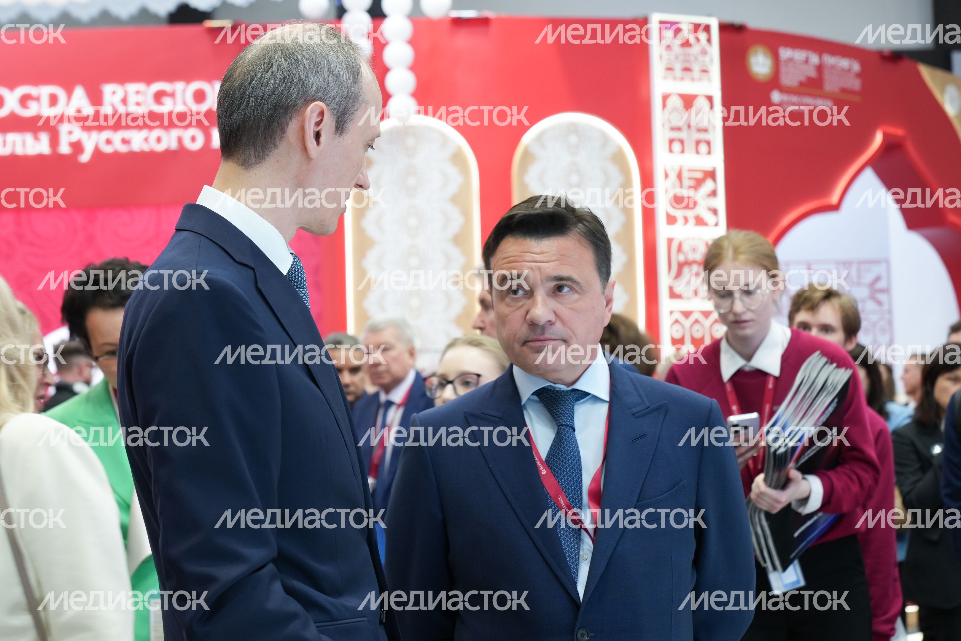 Дмитрий Григоренко посетил подмосковный стенд на ПМЭФ-2026