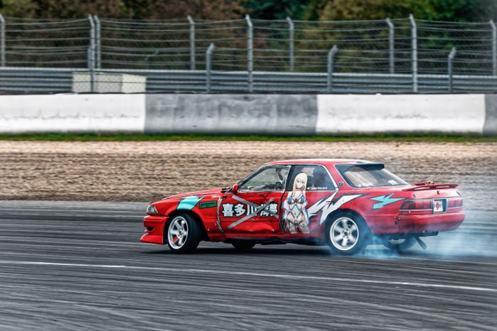 Дрифт-гонка автомобилей по автодрому Moscow Raceway на фестивале «Дрифт Экспо» в Волоколамске