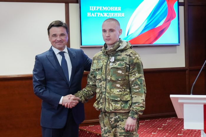 Андрей Воробьев вручил государственные награды добровольцам БАРСа