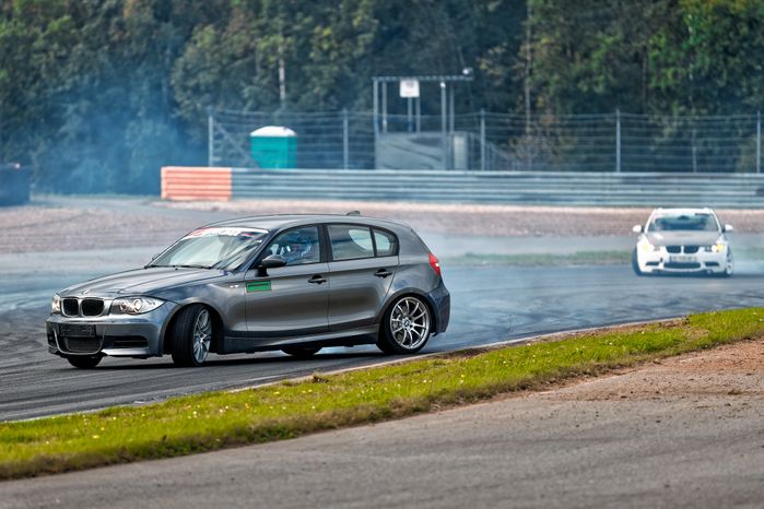 Дрифт-гонка автомобилей по автодрому Moscow Raceway на фестивале «Дрифт Экспо» в Волоколамске