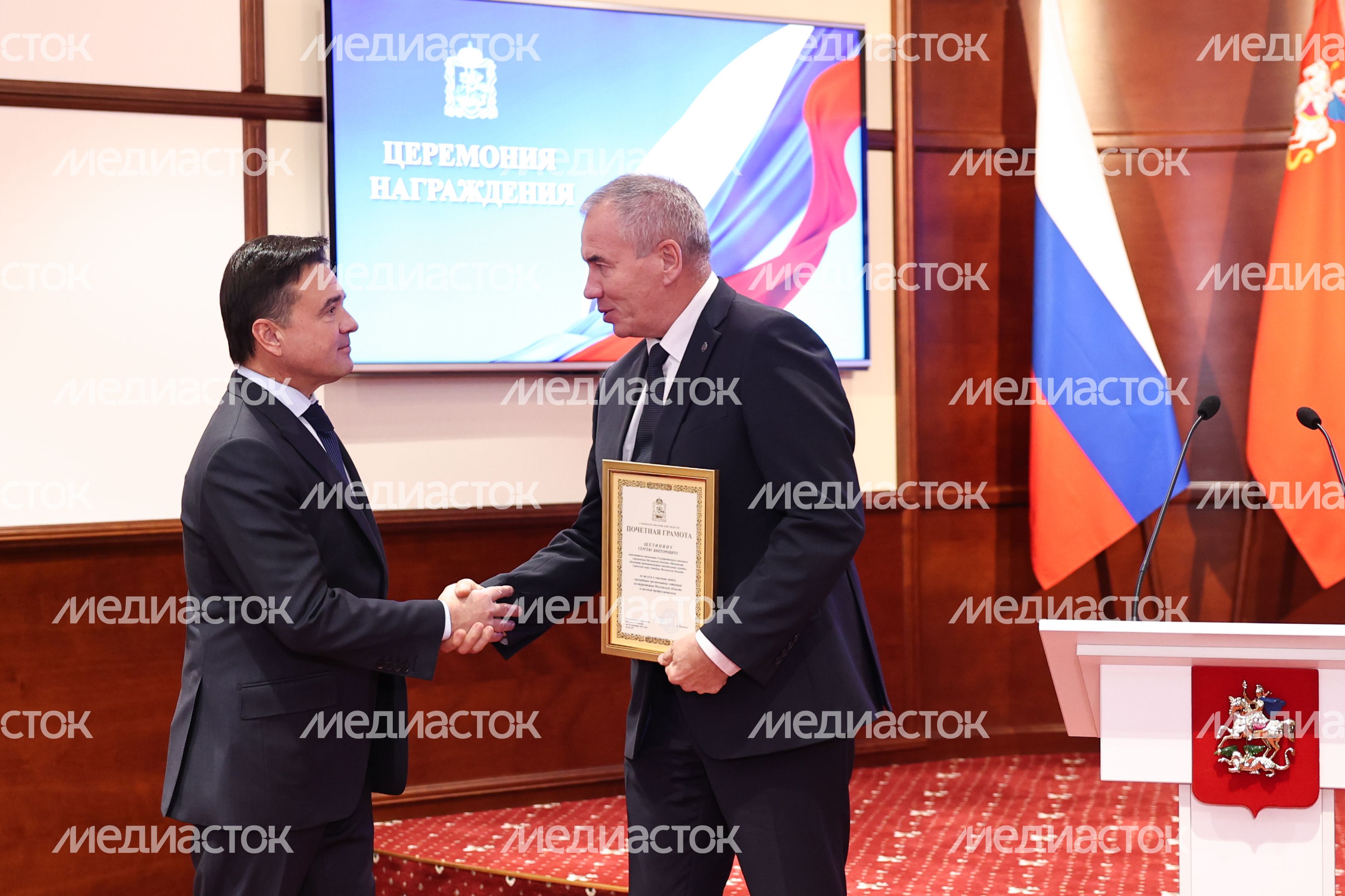Андрей Воробьев вручил почетную грамоту Сергею Щетинину Андрей Воробьев вручил почетную грамоту Сергею Щетинину