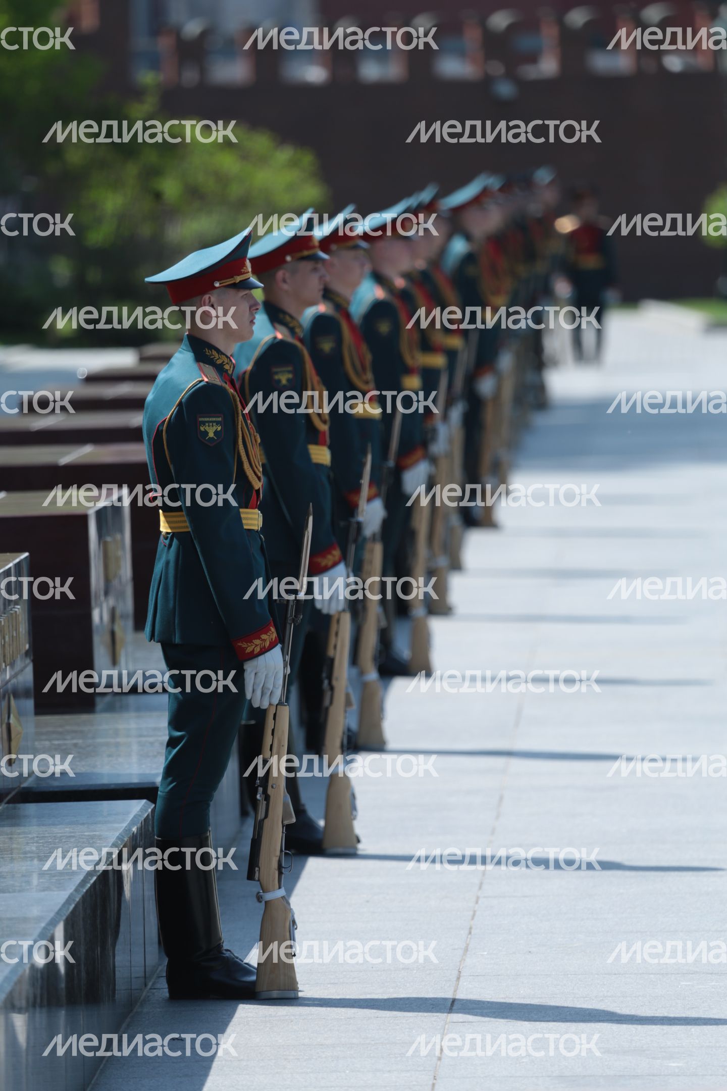 Подмосковная делегация возложила цветы к Могиле Неизвестного Солдата в Москве