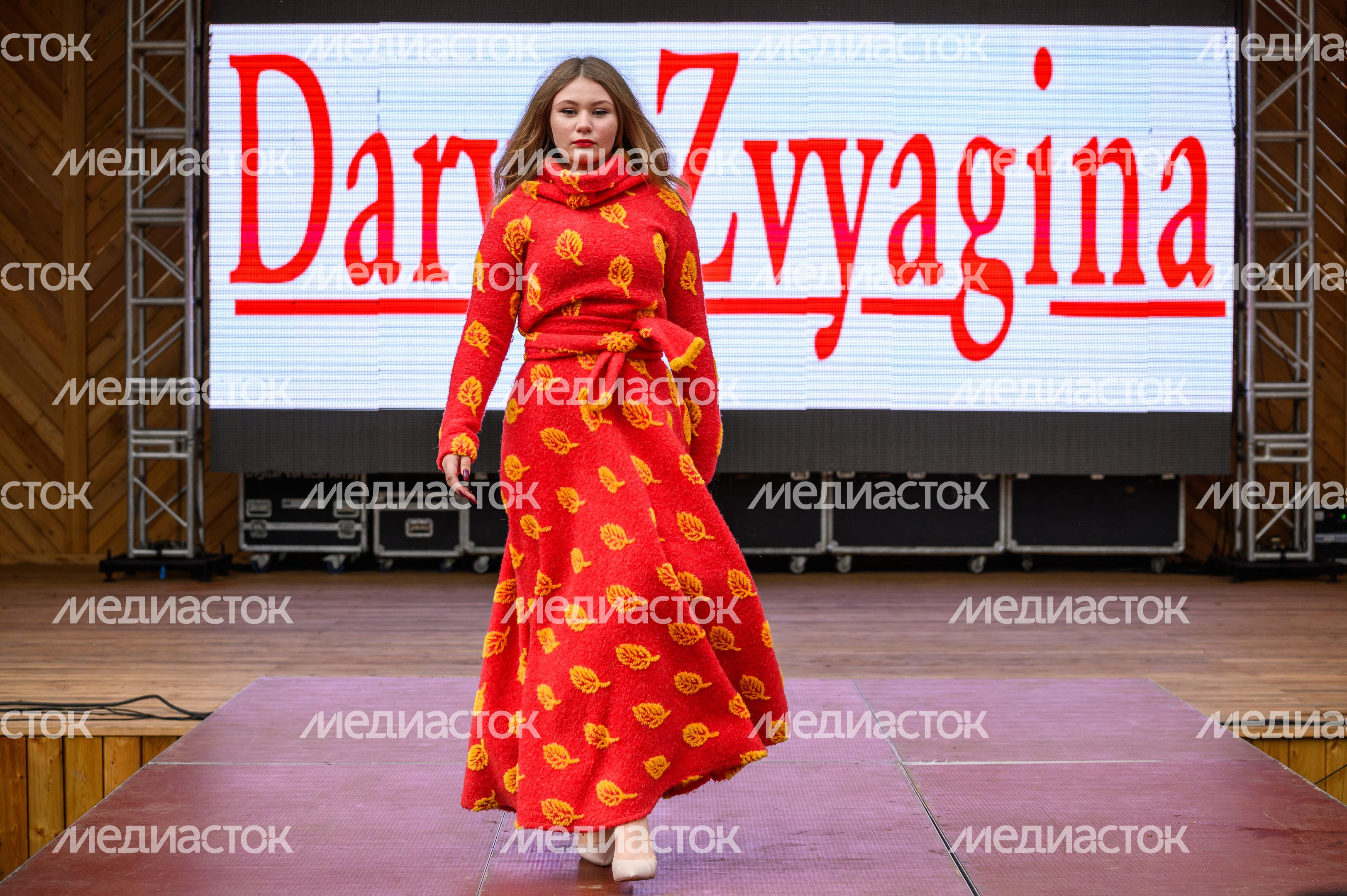 Школа моделей Дарьи Звягиной на сцене фестиваля-карнавала «ТекСТИЛЬный посад» Школа моделей Дарьи Звягиной на сцене фестиваля-карнавала «ТекСТИЛЬный посад»