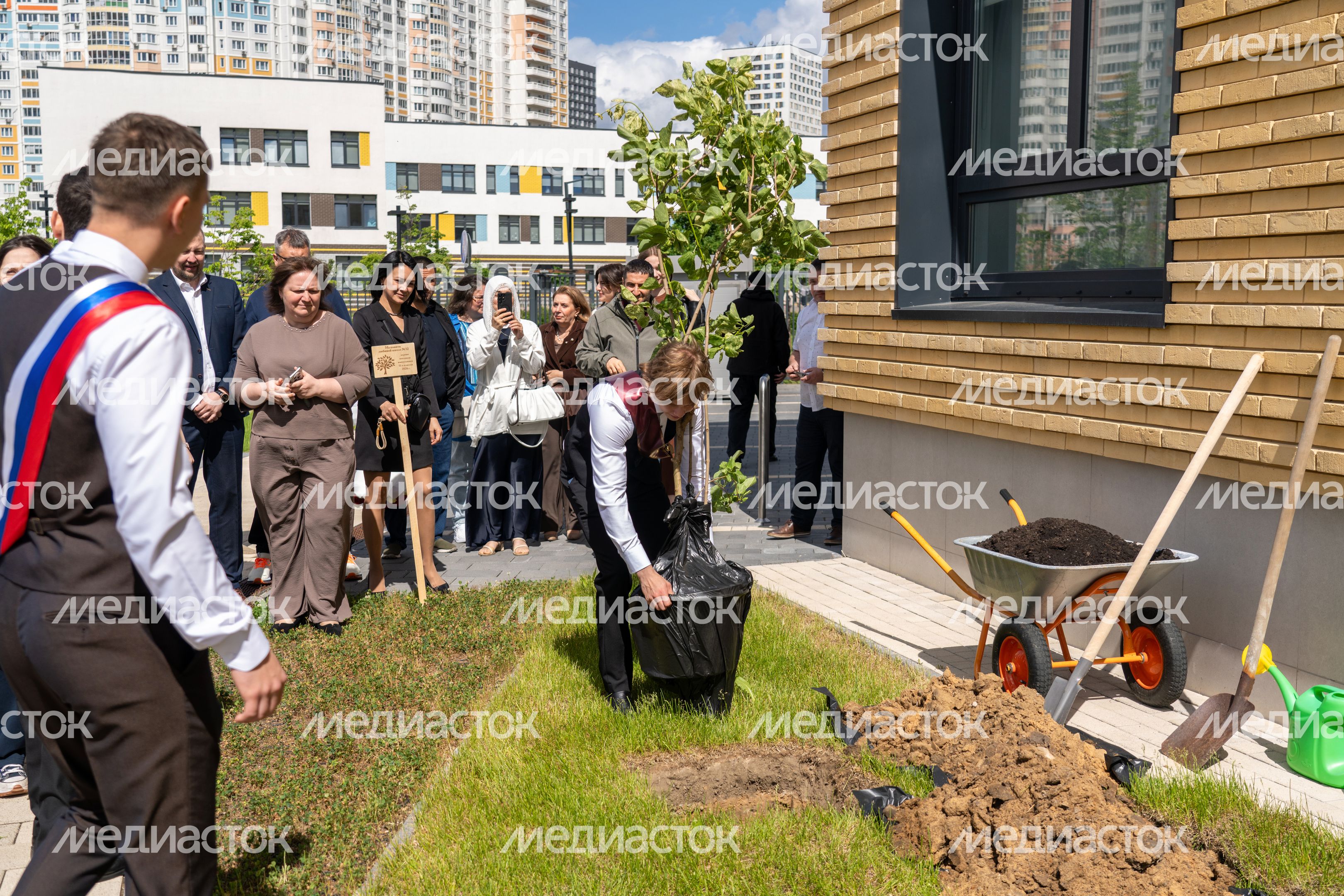 Последний звонок в школе №32 в Мытищах: выпускники сажают дерево Последний звонок в школе №32 в Мытищах: выпускники сажают дерево