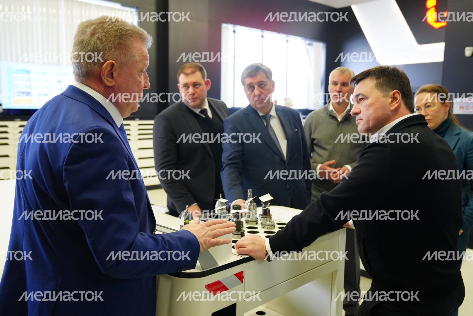 Вручение губернатором цветов сотрудникам НПП «Исток»​​