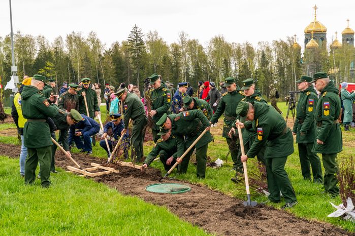 Торжественная высадка масштабного геоглифа к 80-летию Победы