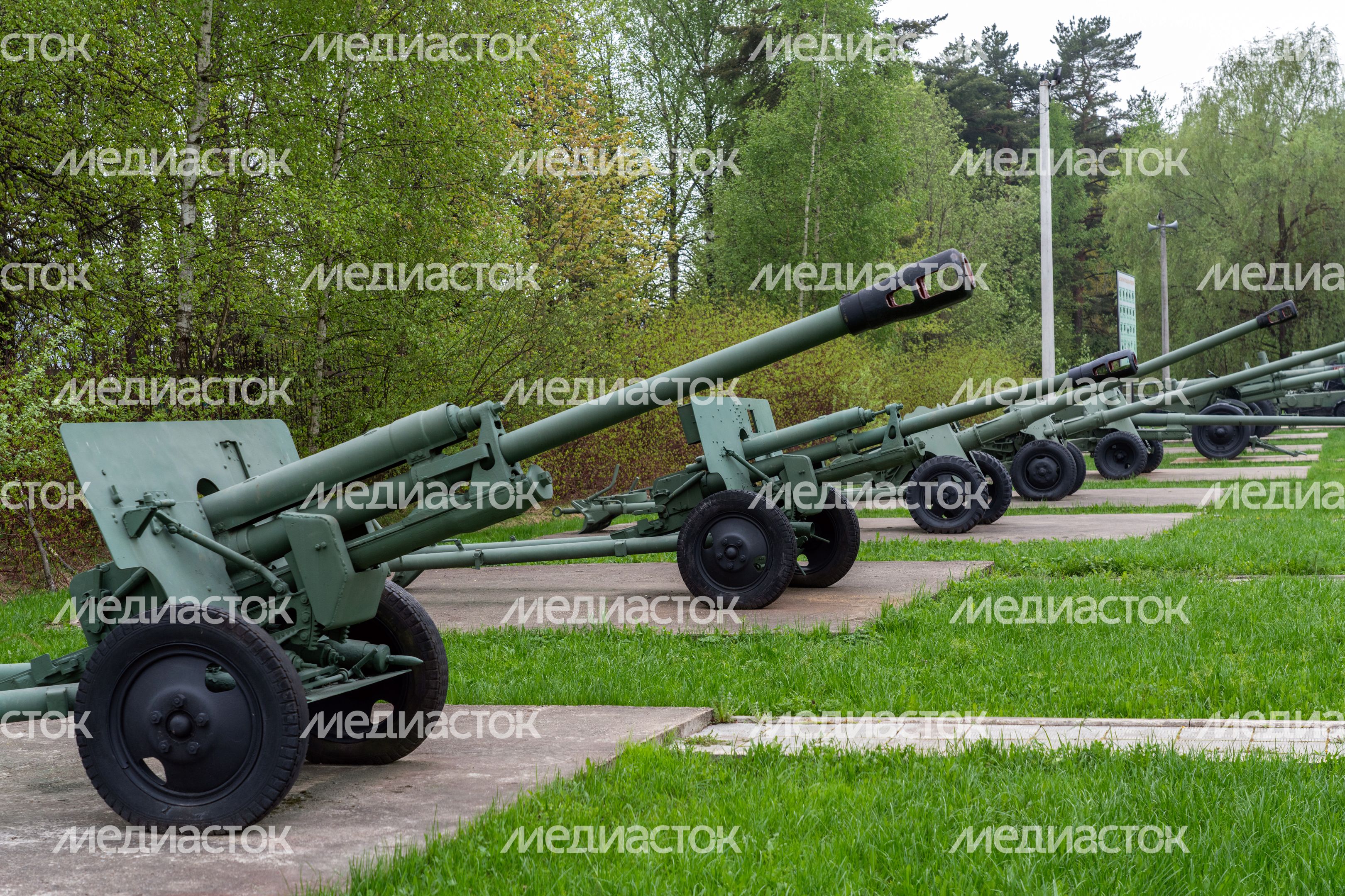 Артиллерийское орудие у Ленино-Снегиревского военно-исторического музея в Ленино округа Истра Артиллерийское орудие у Ленино-Снегиревского военно-исторического музея в Ленино округа Истра
