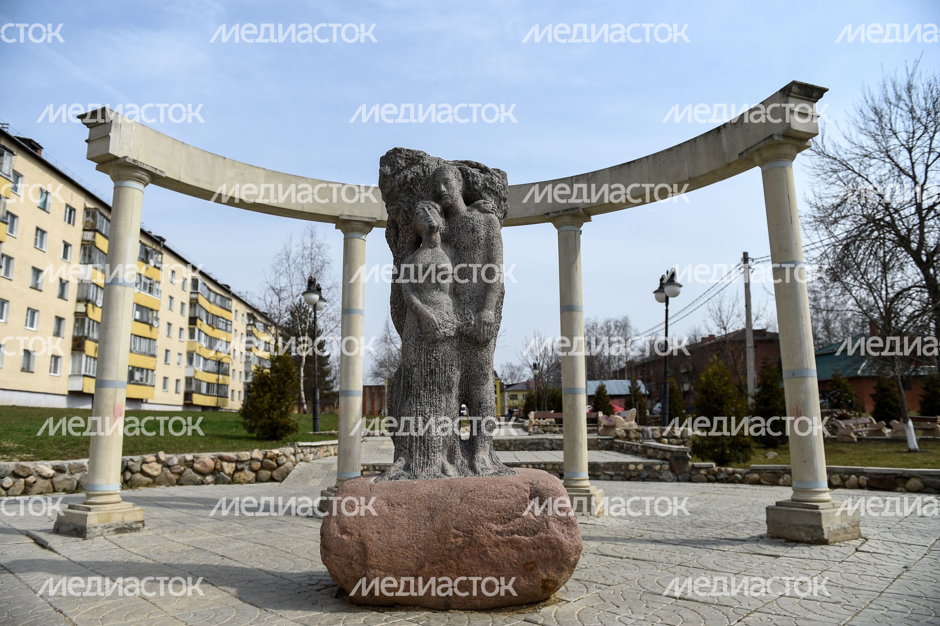 Скульптура в сквере молодоженов в поселке Шаховская