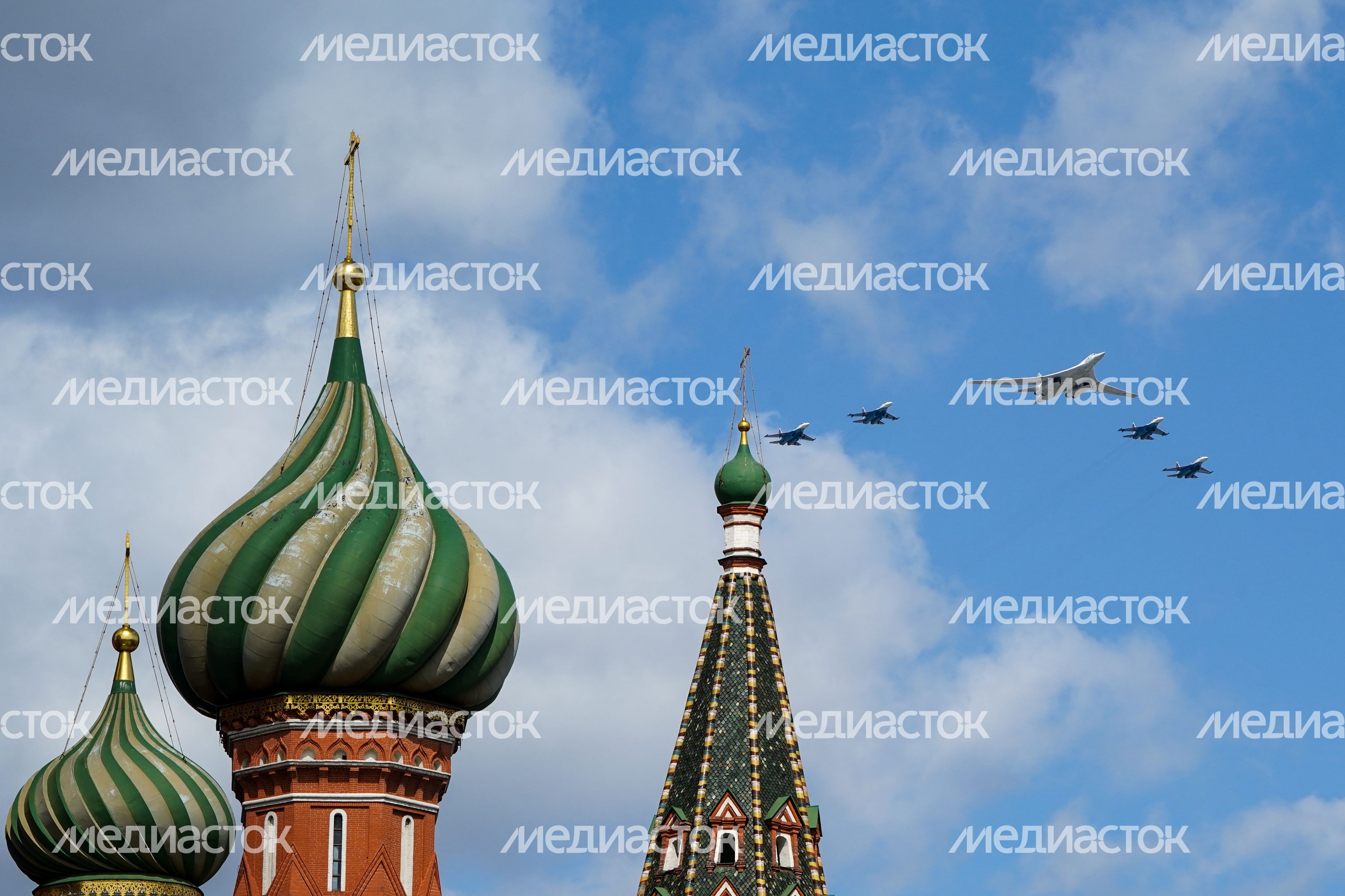 Тренировочные полеты над Красной площадью экипажей самолетов ВКС, принимающих участие в военном параде