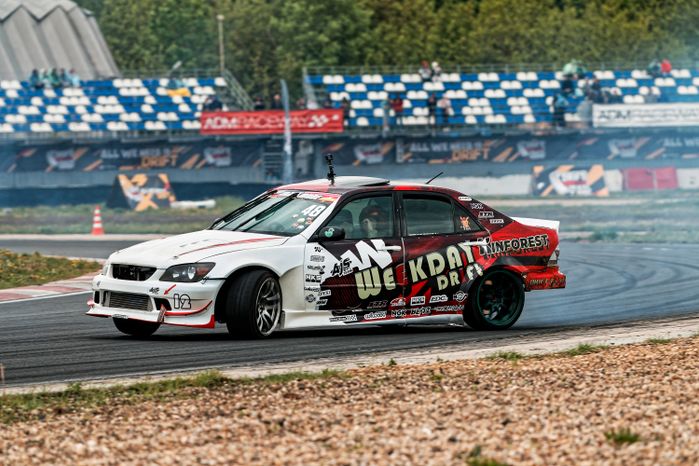 Гонка автомобилей на дрифт-фестивале скорости и драйва Drift Expo Track Mode 2025