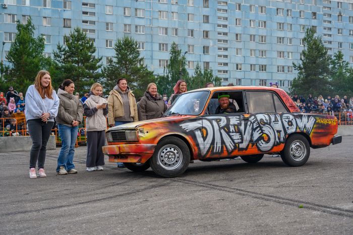 Экстремальная программа, яркие эмоции, адреналин и безумные трюки на автомобилях на шоу каскадеров в Чехове