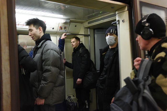 Люди в масках в период эпидемии коронавируса