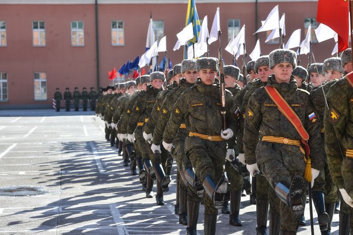 Подготовка военнослужащих отдельного комендантского Преображенского полка к военному параду на Красной площади