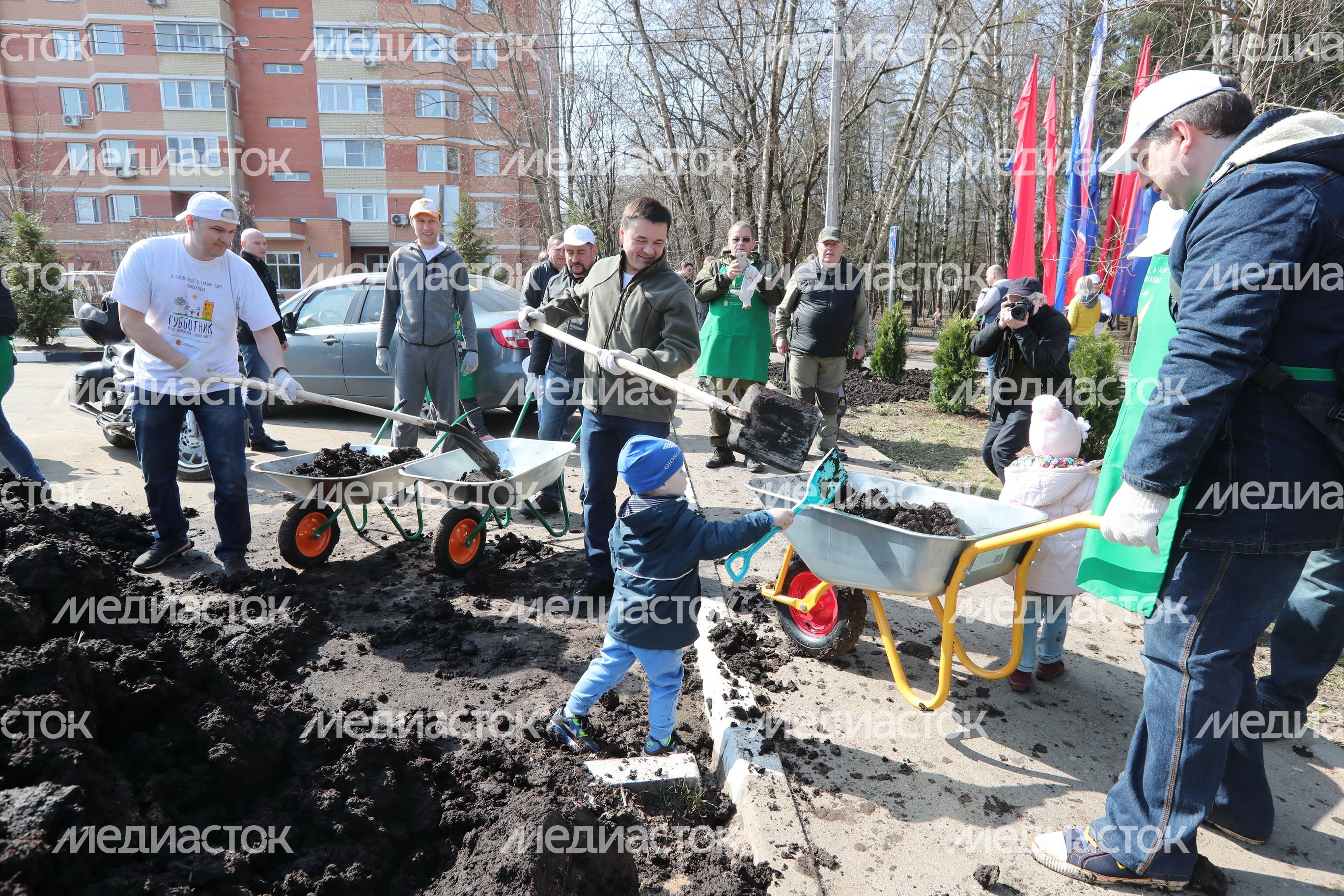 Воробьев принял участие в субботнике в Красногорске
