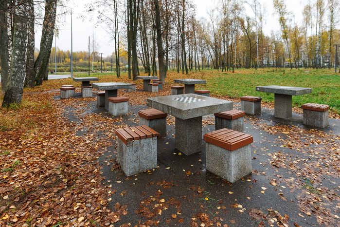 Стол для игры в шахматы в городском парке культуры и отдыха г. Ивантеевка осенью