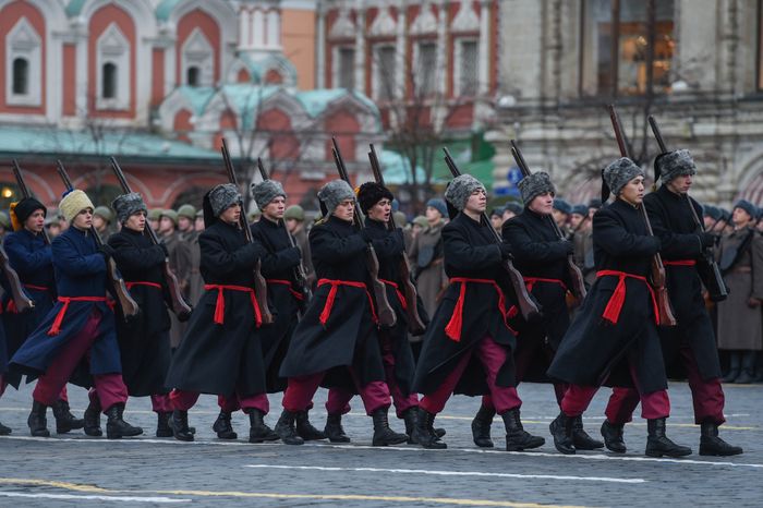 Торжественный марш в честь парада 1941 года на Красной площади в Москве