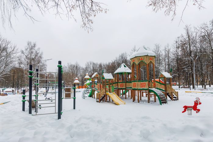 Детская площадка в Городском парке культуры и отдыха зимой в Долгопрудном