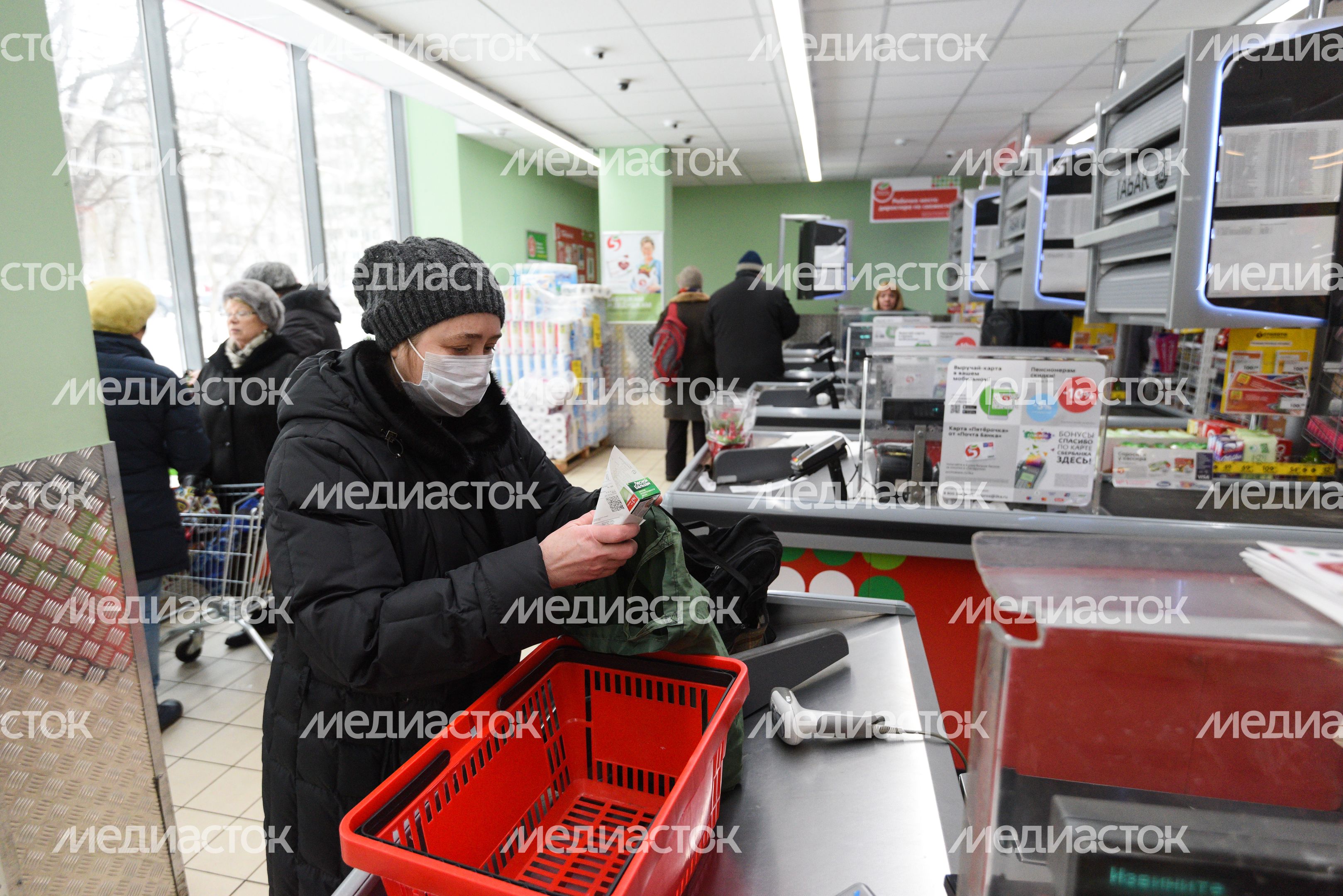 Люди в масках в период эпидемии коронавируса