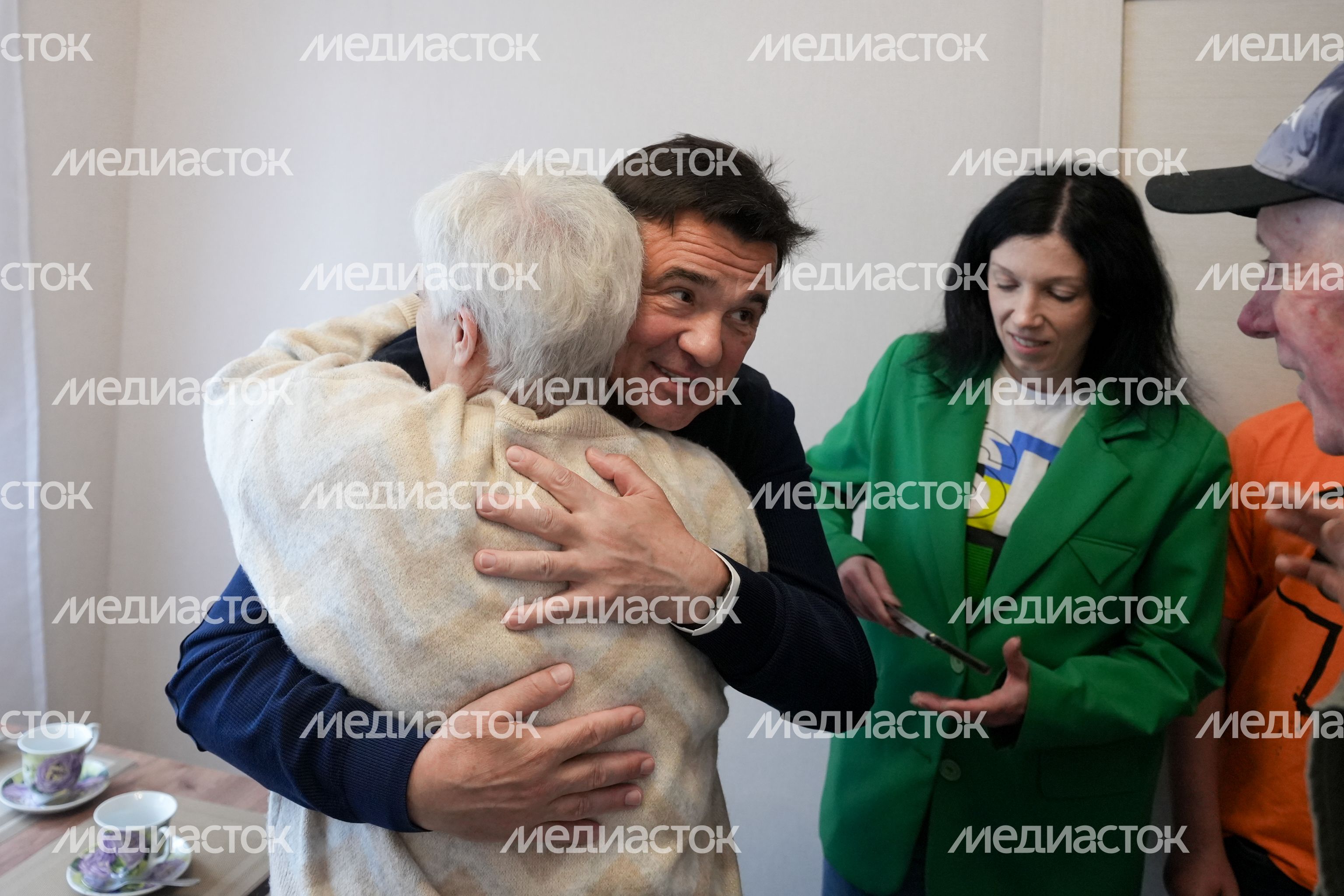 Андрей Воробьев поздравил новоселов, переехавших из аварийного жилья в новую многоэтажку в п. Южный г.о. Подольск Андрей Воробьев поздравил новоселов, переехавших из аварийного жилья в новую многоэтажку в п. Южный г.о. Подольск