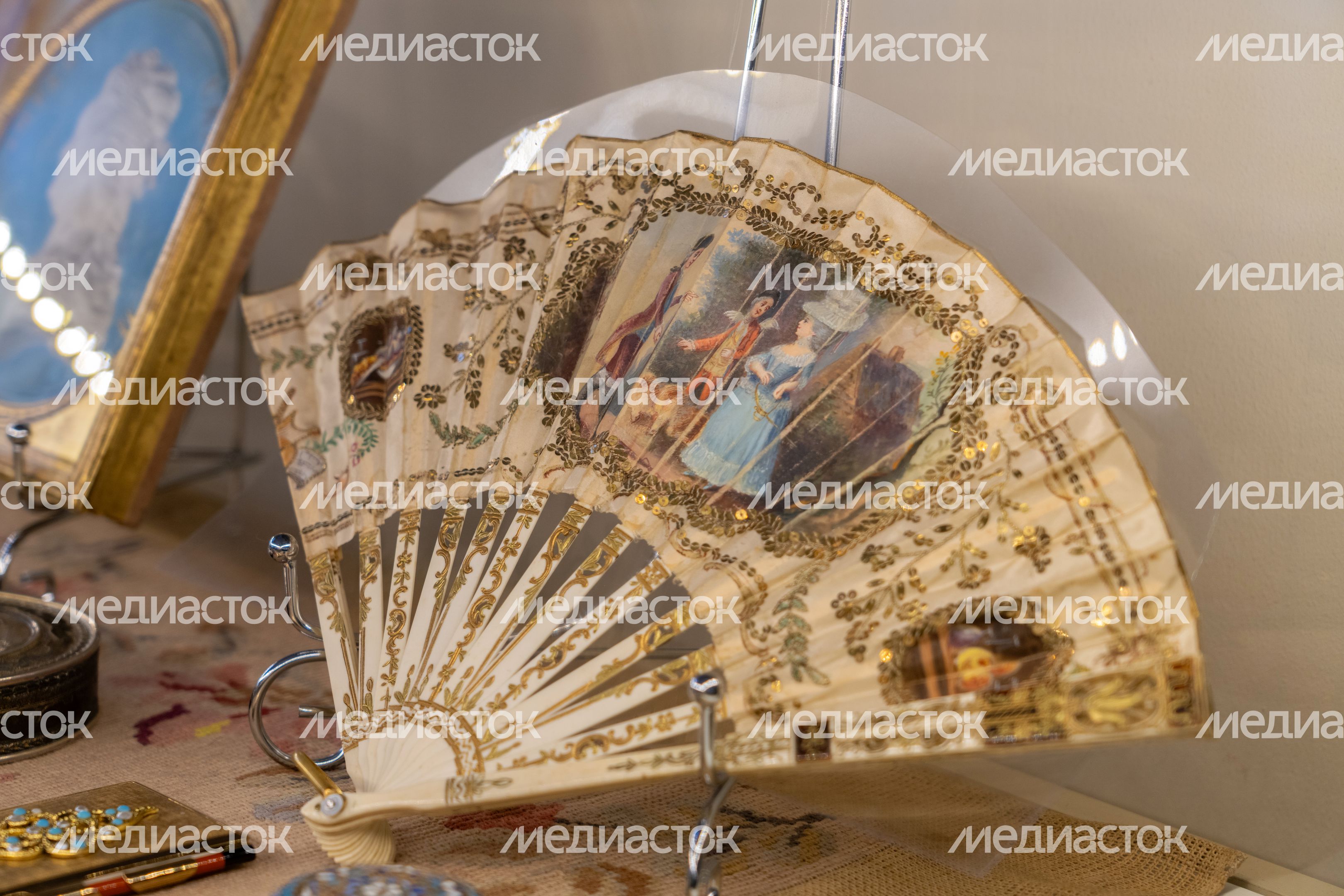 Предметы светской жизни русского дворянства на выставке «Средь шумного бала, случайно» в усадьбе Лопасня-Зачатьевское Предметы светской жизни русского дворянства на выставке «Средь шумного бала, случайно» в усадьбе Лопасня-Зачатьевское