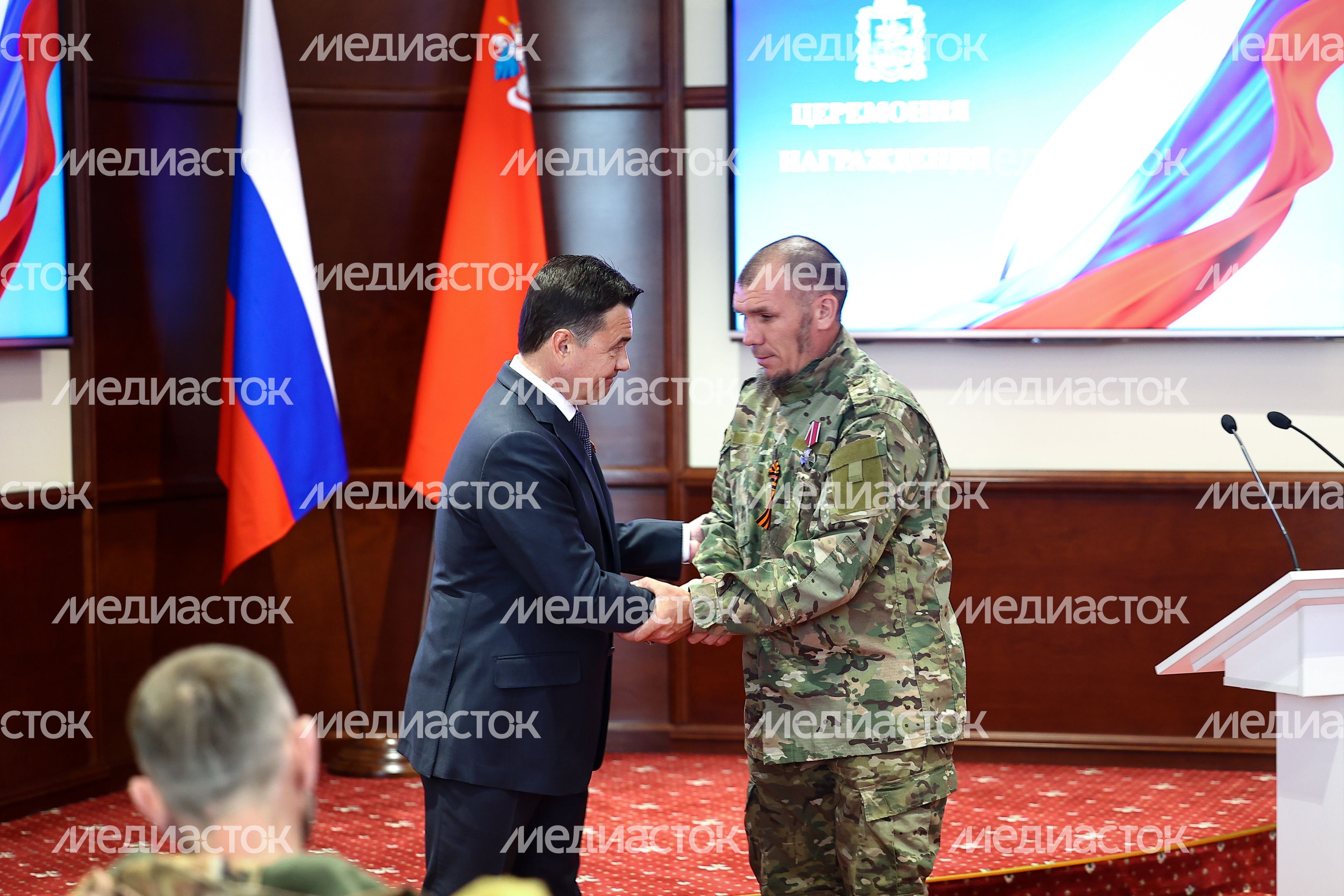 Губернатор вручил государственные награды добровольцам отряда БАРС