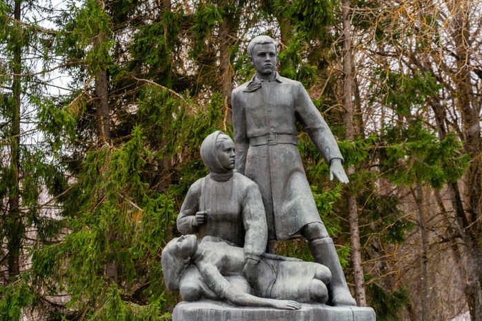 Памятник юным героям-партизанам в селе Осташево Волоколамского округа