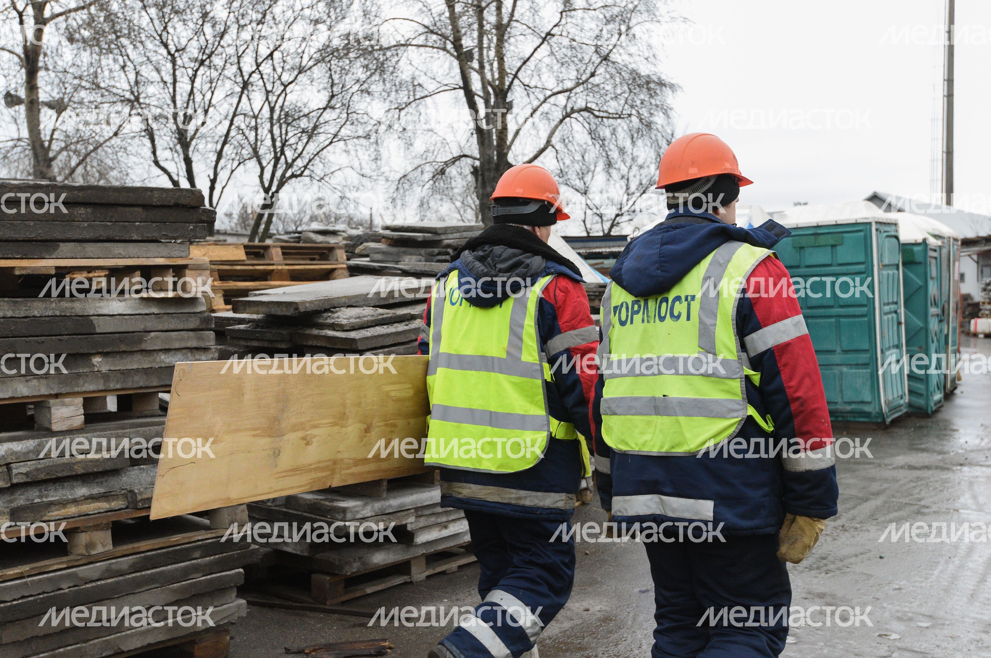 Процесс обработки гранитного камня специалистами ГБУ «Гормост» для облицовки стен подземных пешеходных переходов в Москве Процесс обработки гранитного камня специалистами ГБУ «Гормост» для облицовки стен подземных пешеходных переходов в Москве