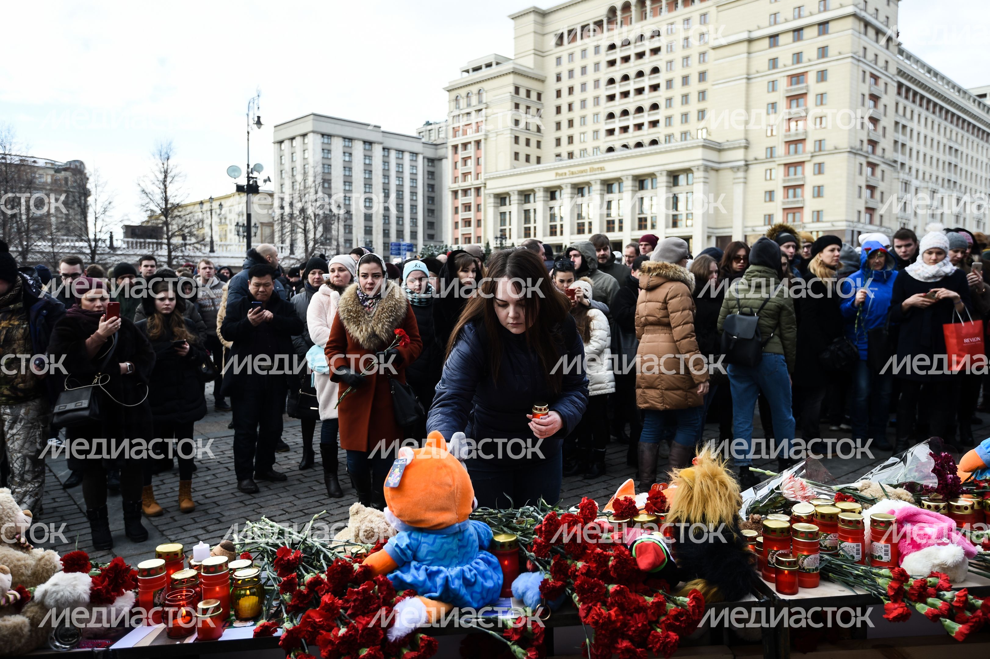 Акция в память о погибших в Кемерове на Манежной площади в Москве