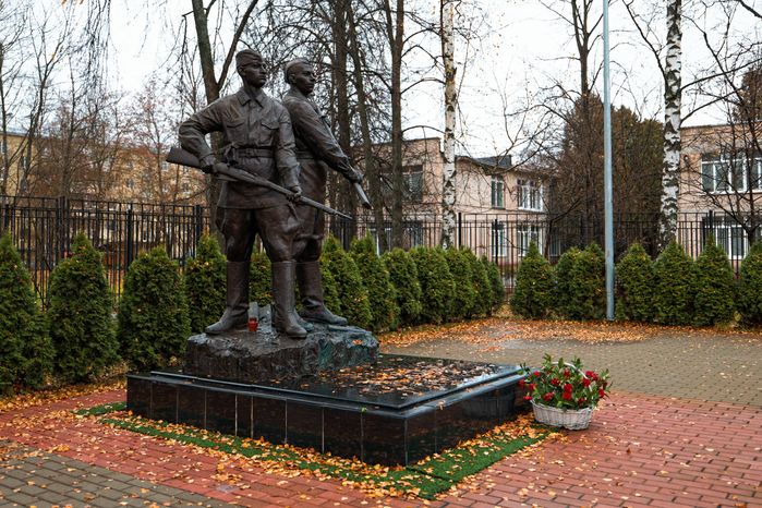 Памятник Подольским курсантам от благодарных потомков у Академического корпуса Гимназии имени Подольских курсантов