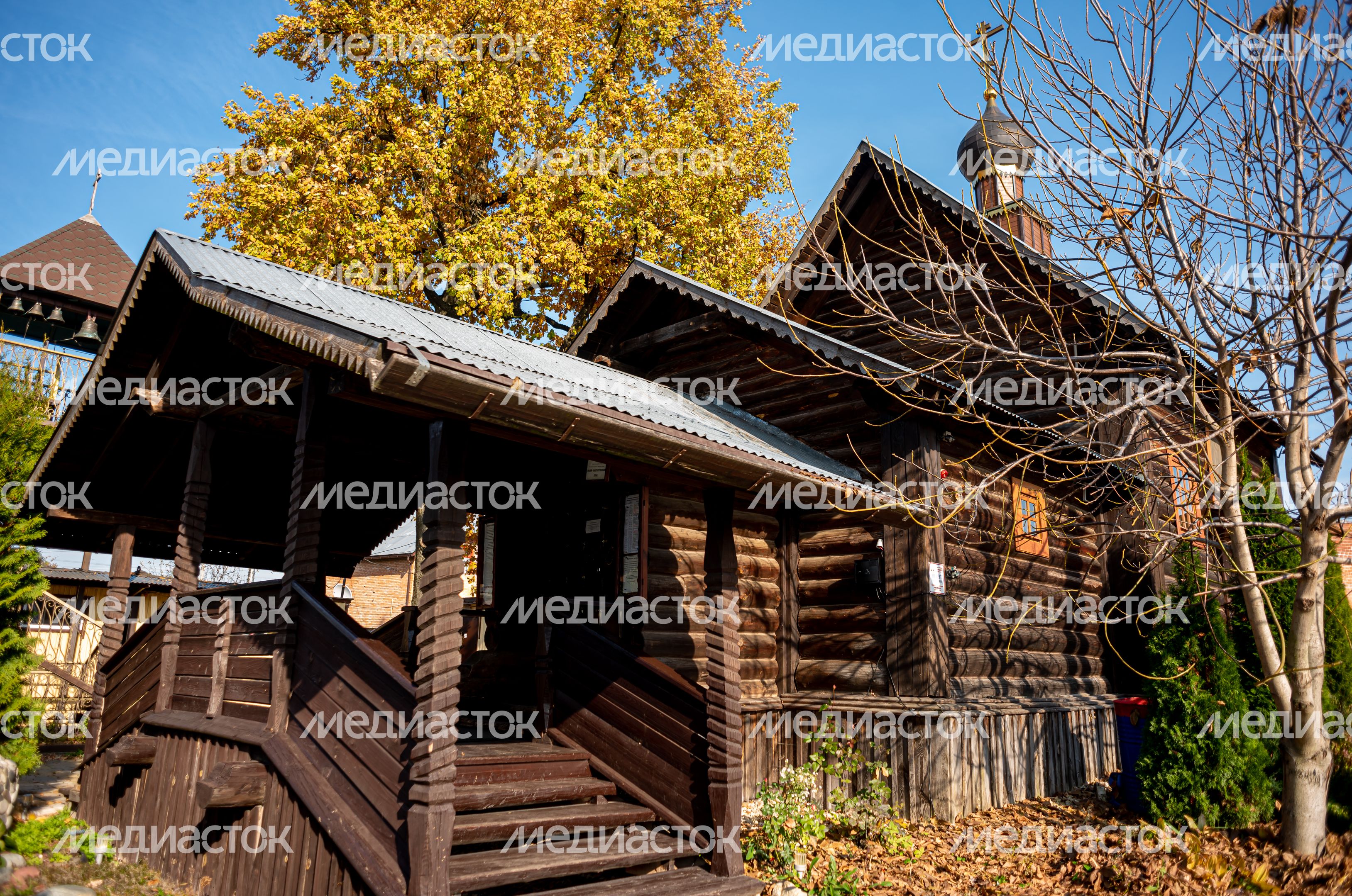 Осенние виды Церкви Иоанна Златоуста в Козино