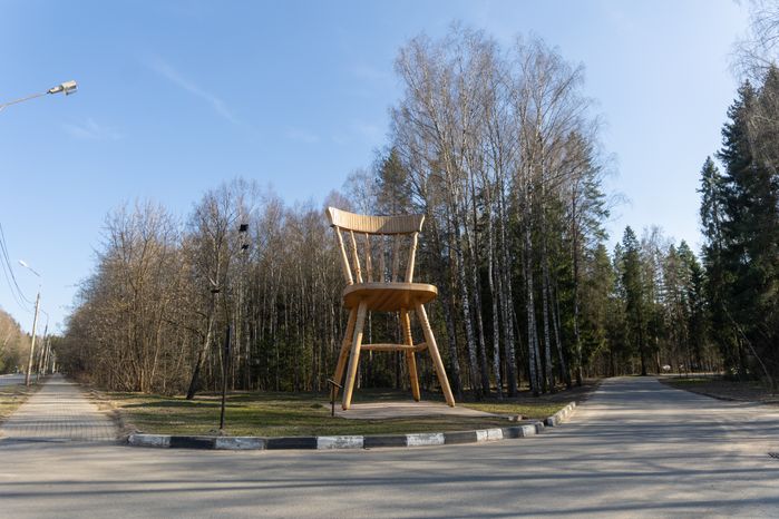 Дубна. Памятник стулу