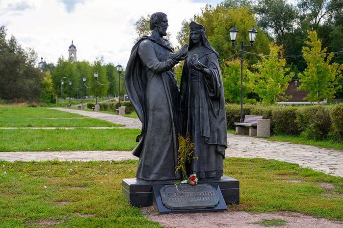 Памятник Петру и Февронии в Принарском парке Серпухова осенью
