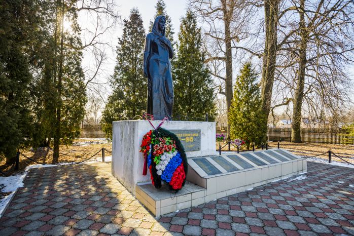 Памятник «Скорбящая мать» в деревне Оболдино округа Щелково