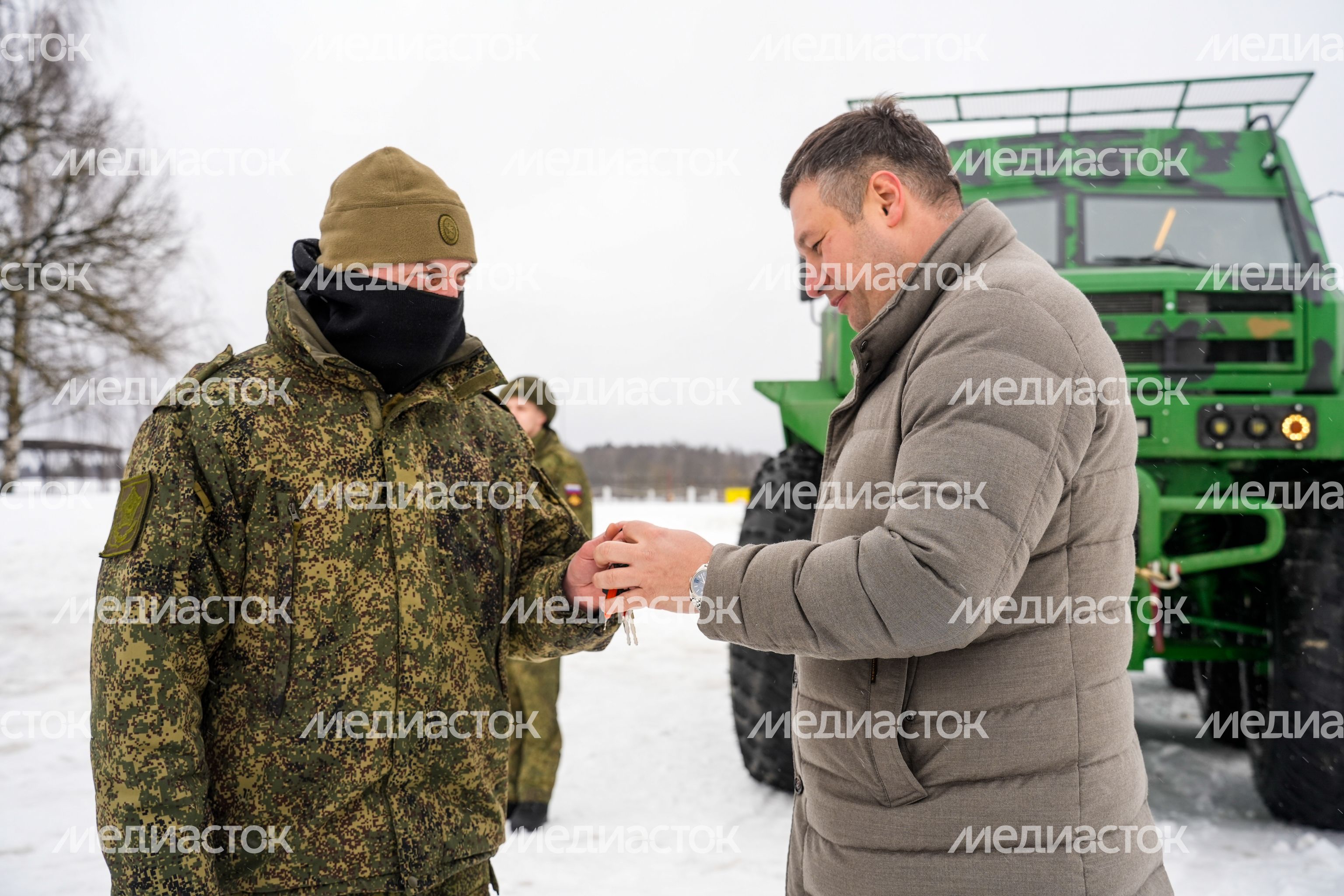 Бойцам СВО из Подмосковья передали медицинский вездеход-амфибию "Звезда" Бойцам СВО из Подмосковья передали медицинский вездеход-амфибию "Звезда"
