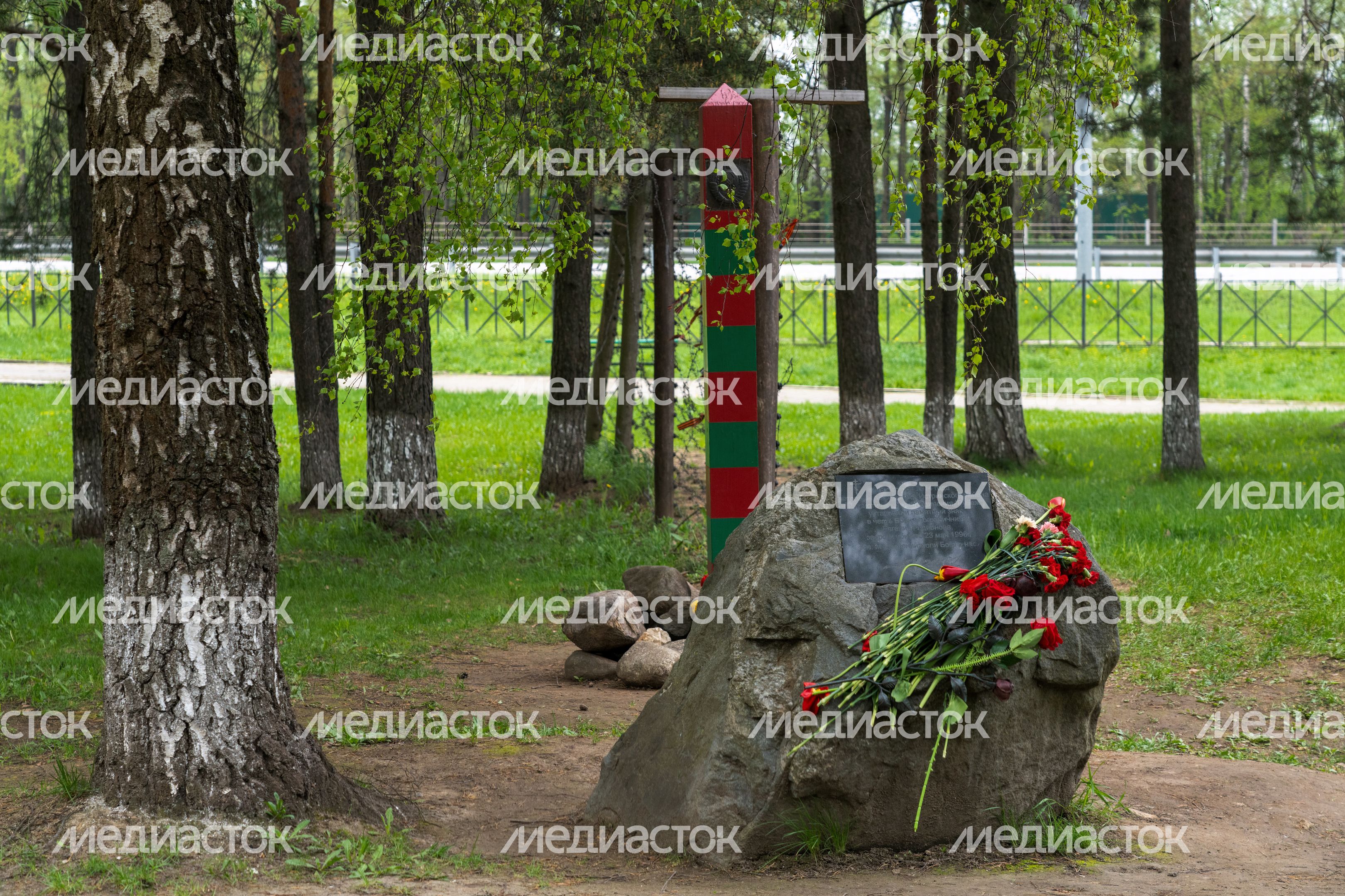 Памятный знак воину-пограничнику Евгению Родионову на территории Ленино-Снегиревского военно-мемориального комплекса