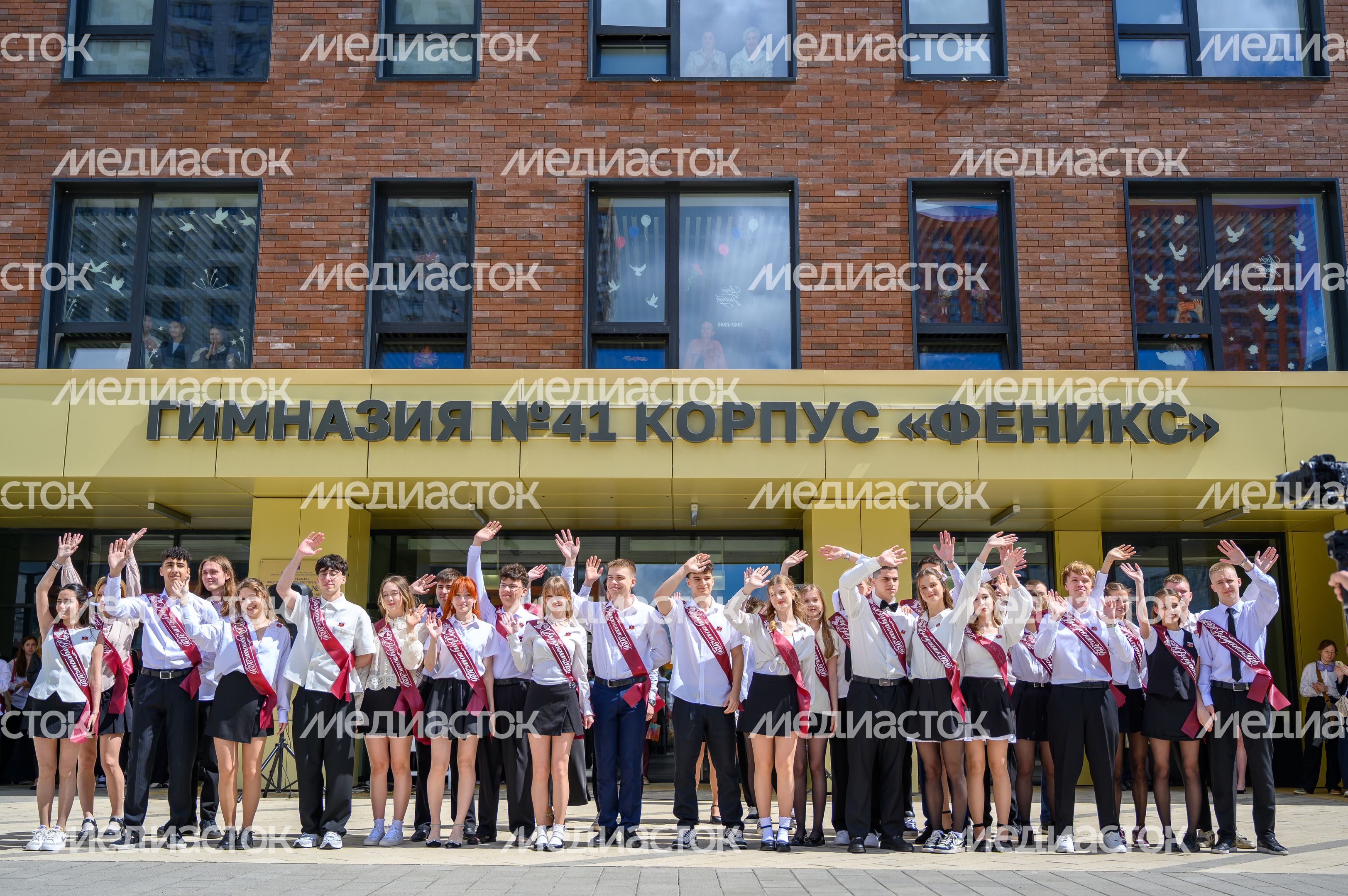 Последний звонок в гимназии №41 - корпусе «Феникс» в ЖК «Жулебино парк» города Люберцы Последний звонок в гимназии №41 - корпусе «Феникс» в ЖК «Жулебино парк» города Люберцы