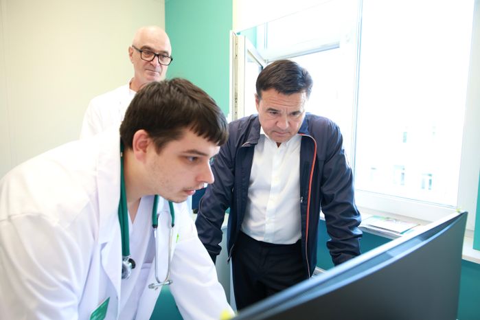 Андрей Воробьев пообщался с медицинским персоналом и пациентами новой комплексной поликлиники в Королёве