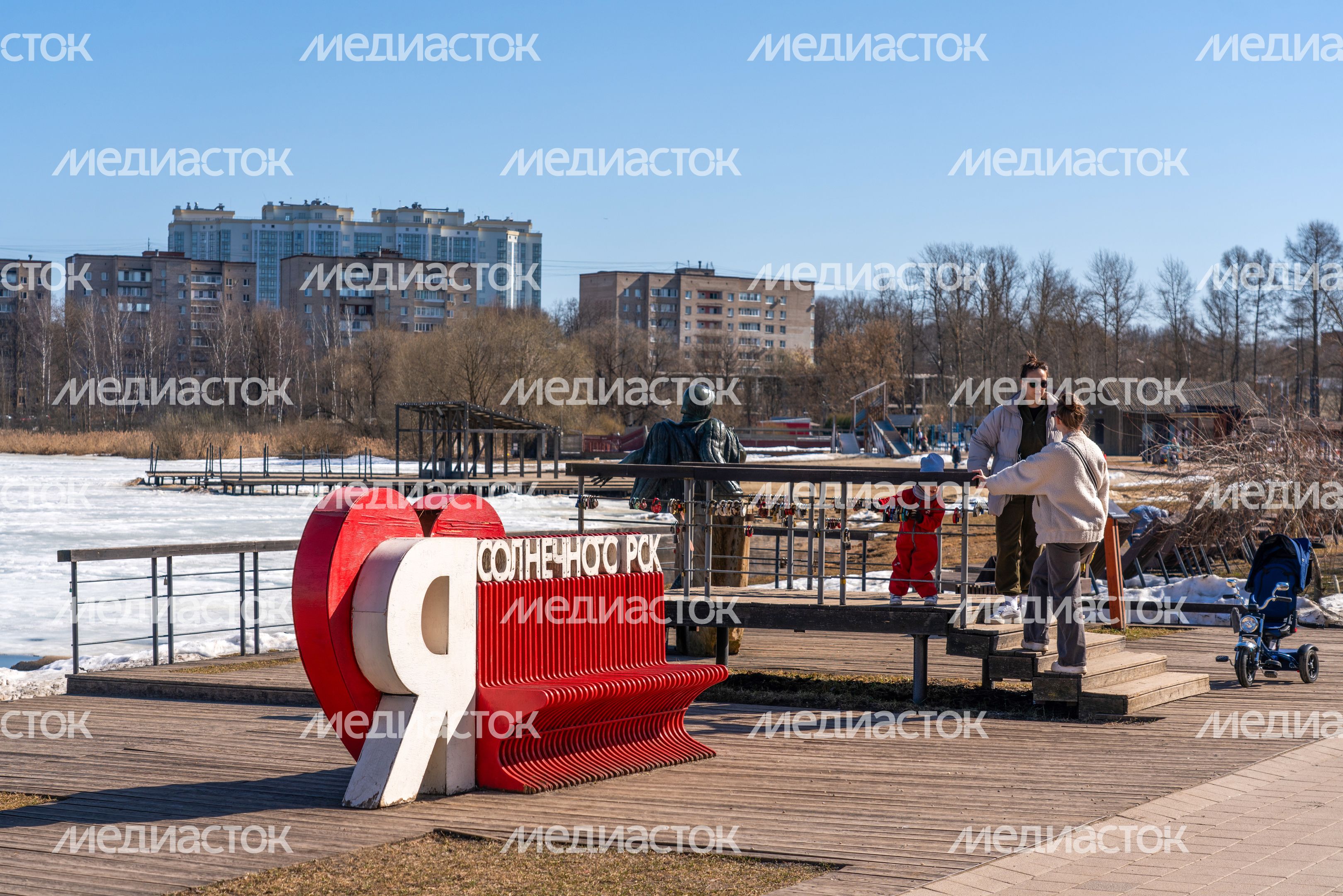 Весна на набережной озера Сенеж в Солнечногорске Весна на набережной озера Сенеж в Солнечногорске