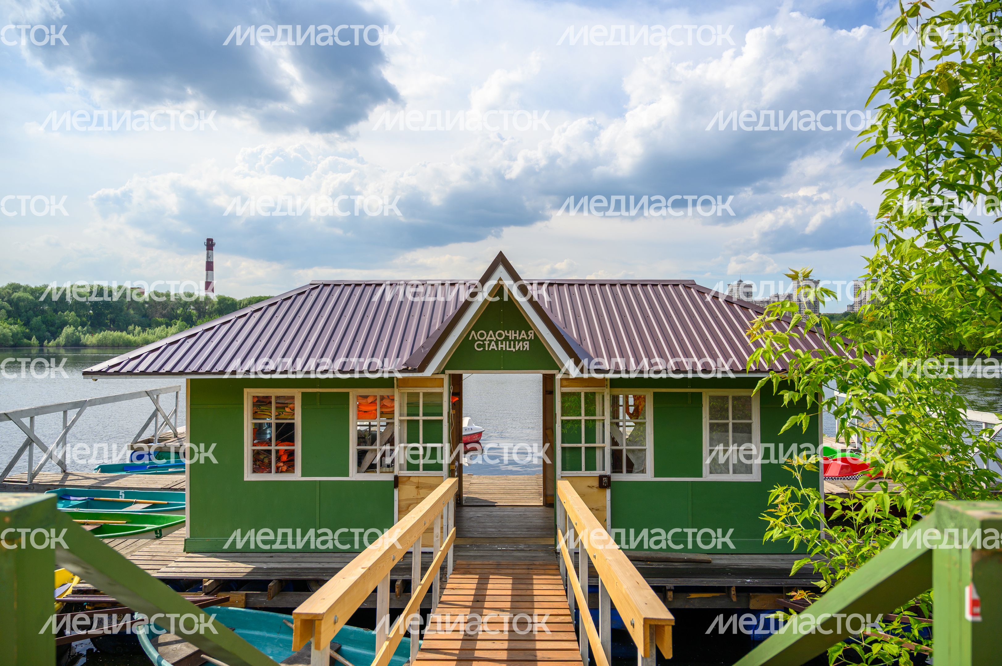 Набережная Борисоглебского озера в Раменском городском парке культуры и отдыха летом Набережная Борисоглебского озера в Раменском городском парке культуры и отдыха летом